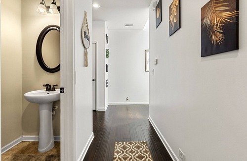 Church Street House | Home Away For Home 10 min from airport
