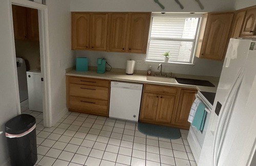 Wright House | Home Away From Home-15min from white sand beaches