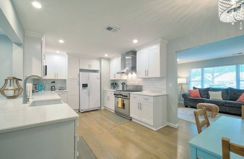 Overland Park House | ~Home away from Home~ FAST Wifi | BBQ Grill | Easy Self Check-in