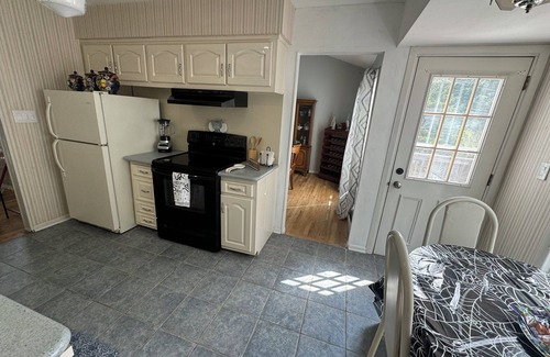 Hauppauge House | Home Away from Home – 3BR Retreat with Amenities