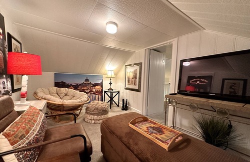 Barths House | Home, Carriage House, Fast WIFI, Workspace, Exercise Room!