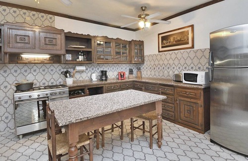 Pergine Valdarno Villa | Home Cinema Private Pool & Hot Tub Sleeps 12 (6 Bathrooms)