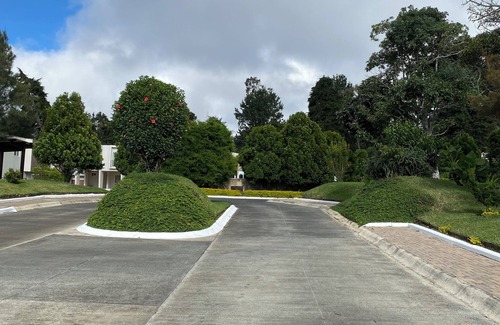 Villa Canales House | Home en Carretera a El Salvador 7 minutes away from Casa de Dios Church!