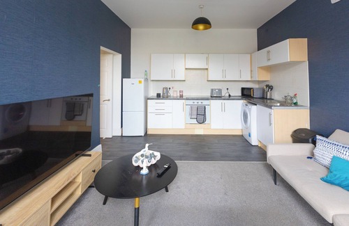 Manchester Apartment | Home Feel Apartment in Quite Community in M16 only 10 min to City