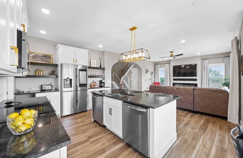 Rutland House | Home for 21 Near Ark - Ensuite Bathrooms - w/Pool!