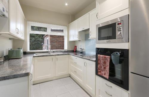 Rotherham Apartment | Home from Home 4 Bed - Ideal for Workers & Great for Groups, FREE Parking, Spacious, Pet Friendly Netflix