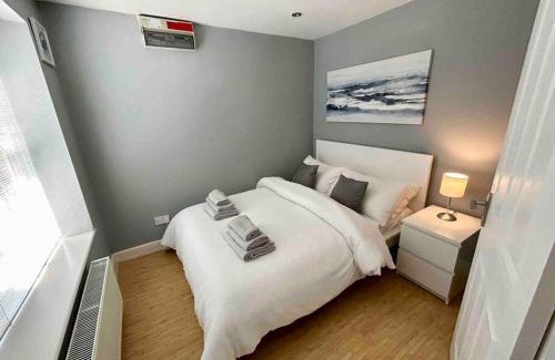 Southsea House | Home in Southsea with Hot Tub, Close to the Sea