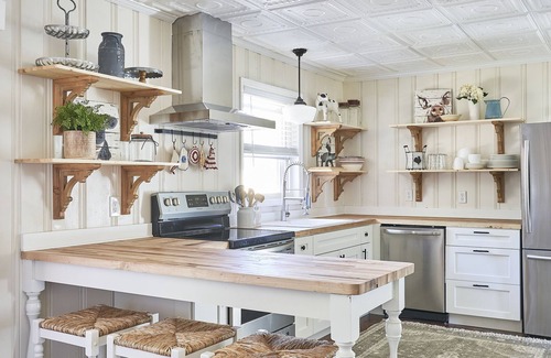 Kernersville House | Home - King Bed, Equipped Kitchen - Long Terms OK.
