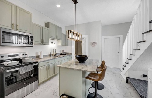 Columbia House | Home-Run *NEW HOT TUB*