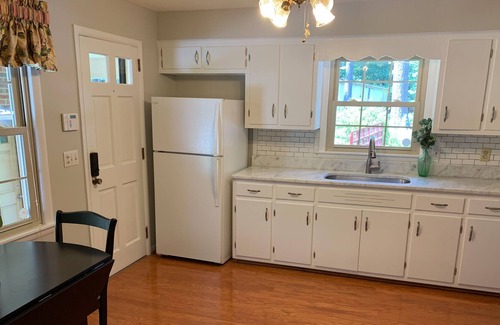 North Garrett Road House | *Home sleeps 10* central to Duke and UNC, RDU Airport and Downtown Durham