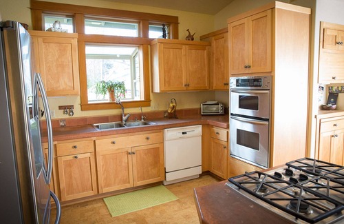 Ashland House | Home Sweet Home - Relax w/ Beautiful Big Yard and Steam Shower