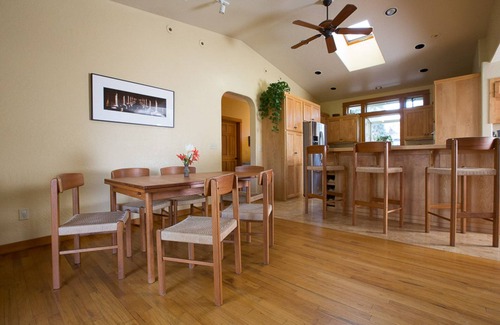 Ashland House | Home Sweet Home - Relax w/ Beautiful Big Yard and Steam Shower