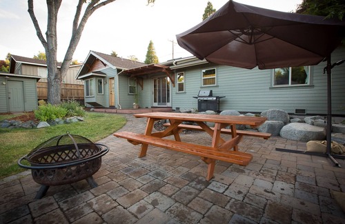 Ashland House | Home Sweet Home - Relax w/ Beautiful Big Yard and Steam Shower