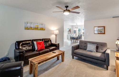 McCall House | Home with large deck & WiFi - near the lake, trails and town