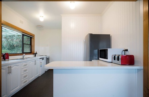 South Launceston House | Homely Abode Near the City with Parking