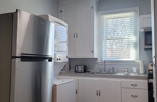 Montgomery Apartment | Homely Apt w/2 King Rooms, Porch - 10 Mins to DT!