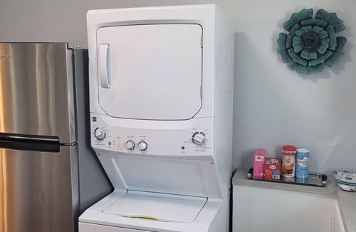 Montgomery Apartment | Homely Apt w/2 King Rooms, Porch - 10 Mins to DT!