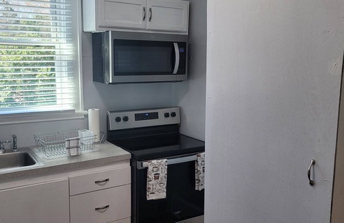 Montgomery Apartment | Homely Apt w/2 King Rooms, Porch - 10 Mins to DT!