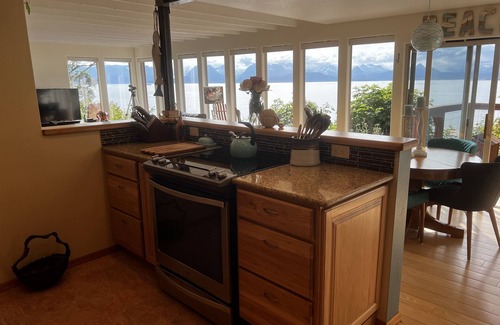 Homer House | Homer's Coastal Cottage with hot tub & sauna