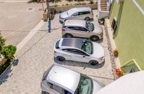 Martinscica Apartment | Homerez - Appartement for 5 ppl. with sea view and balcony at Martinšćica