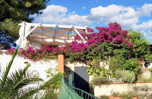 Monticello House | Homerez - Charming house in Monticello with sea view