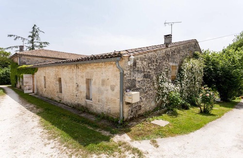 Genissac Villa | Homerez - Charming Villa in Génissac with Fireplace