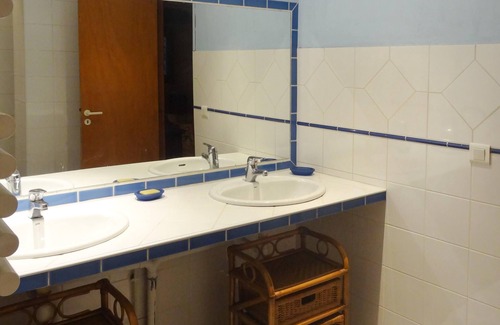 Saint-Amand-de-Coly House | Homerez - House for 6 ppl. with shared pool and terrace at Saint Amand de Coly