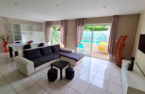 Labouheyre House | Homerez - Nice house for 8 ppl. with swimming-pool and terrace at Labouheyre