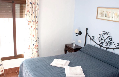 Estepa House | Homerez - Nice house for 6 ppl. with shared pool and terrace at Estepa