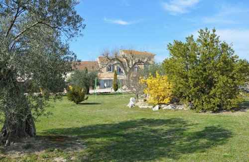 Monteux House | Homerez - Welcoming House in Monteux with Shared Pool