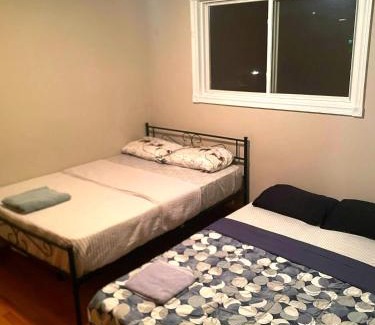 Kitchener House | Homestay Near Victoria Park- FREE WIFI & PARKING-TOP LOCATION