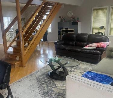 Kitchener House | Homestay Near Victoria Park- FREE WIFI & PARKING-TOP LOCATION