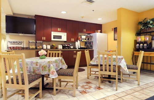 Southpoint Hotel | Hometown Inn & Suites Jacksonville - Butler Blvd./Southpoint