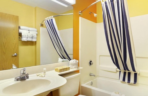 Southpoint Hotel | Hometown Inn & Suites Jacksonville Butler Blvd./Southpoint