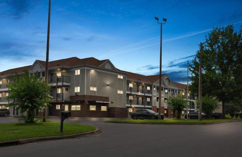 Charlotte Hotel | HomeTowne Studios & Suites by Red Roof Charlotte - Ballantyne
