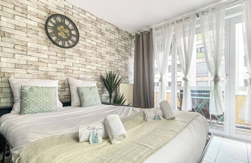 Annemasse Apartment | Homey Stone - Near tram&train/Balcony
