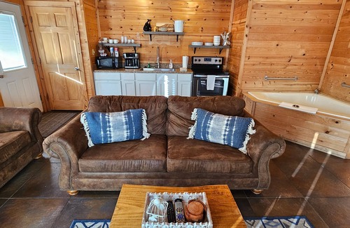 Eureka Springs Apartment | Honey Bear Haven Suite 3