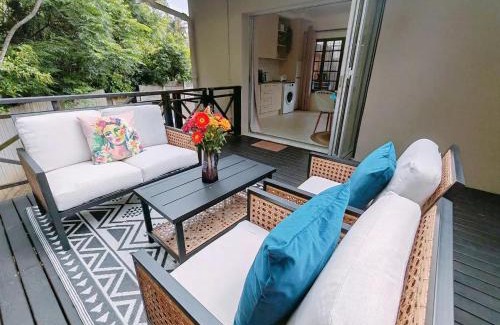 Westville Villa | HONEYCOMB TREEHOUSE- Back up Power & Water, 2 Adults & 1 Kid