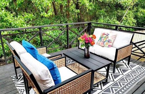 Westville Villa | HONEYCOMB TREEHOUSE- Back up Power & Water, 2 Adults & 1 Kid