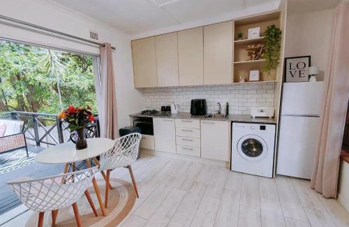 Westville Villa | HONEYCOMB TREEHOUSE- Back up Power & Water, 2 Adults & 1 Kid