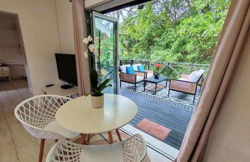 Westville Villa | HONEYCOMB TREEHOUSE- Back up Power & Water, 2 Adults & 1 Kid