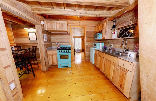 Roan Mountain Cabin | Honeymoon Cabin-4 Wheel Drive highly recommended during Winter