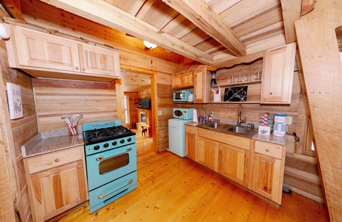 Roan Mountain Cabin | Honeymoon Cabin-4 Wheel Drive highly recommended during Winter