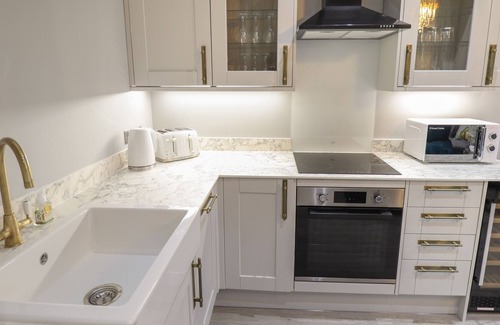 Hull Cottage | HONEYSUCKLE, with a garden in Willerby