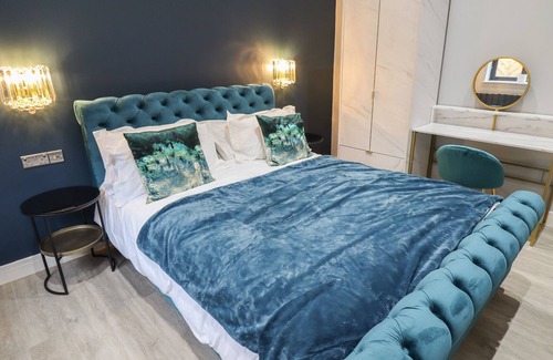 Hull Cottage | HONEYSUCKLE, with a garden in Willerby