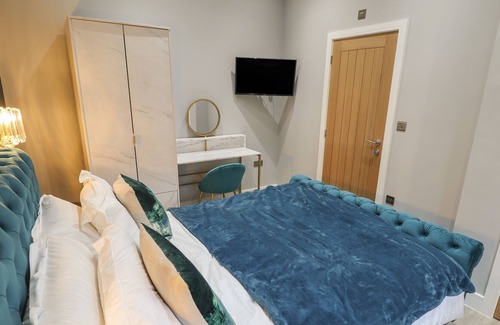 Hull Cottage | HONEYSUCKLE, with a garden in Willerby