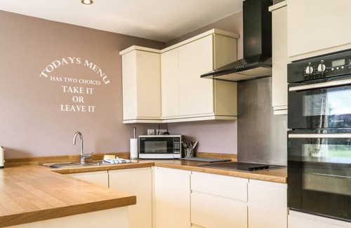 Tomintoul Cottage | HONG KONG HOUSE, pet friendly, with open fire in Tomintoul