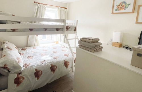 Tomintoul Cottage | HONG KONG HOUSE, pet friendly, with open fire in Tomintoul