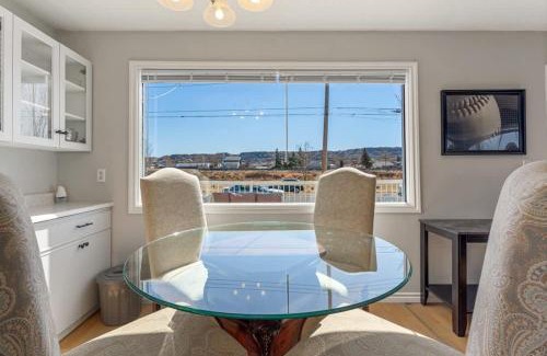 Drumheller House | Hoodoo Hideout - 2BR House - Family Retreat - King Suite