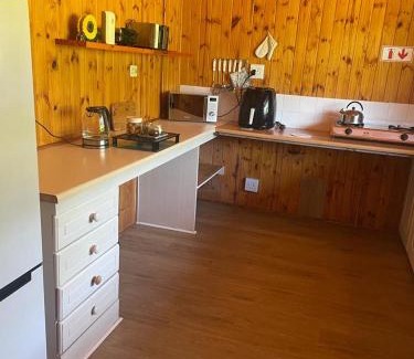 Albert Falls Apartment | Hoopoe log cabin NO 2